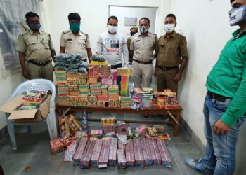 নিষিদ্ধ শব্দবাজি সহ ধৃত ১