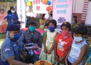 কালীপুজো উপলক্ষে দুঃস্থ শিশুদের হাতে নতুন বস্ত্র তুলে দিল কাটোয়ার স্বেচ্ছাসেবী সংস্থা