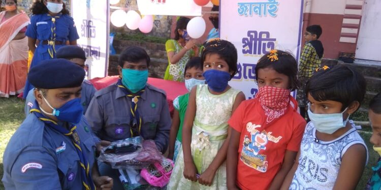 কালীপুজো উপলক্ষে দুঃস্থ শিশুদের হাতে নতুন বস্ত্র তুলে দিল কাটোয়ার স্বেচ্ছাসেবী সংস্থা