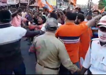 বিজেপির পথ অবরোধে আটকে গেল  তৃনমুল নেতার গাড়ি,উত্তেজনা বর্ধমানে