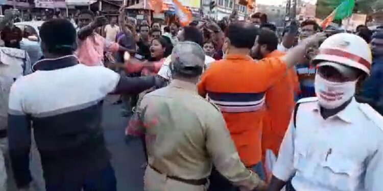 বিজেপির পথ অবরোধে আটকে গেল  তৃনমুল নেতার গাড়ি,উত্তেজনা বর্ধমানে