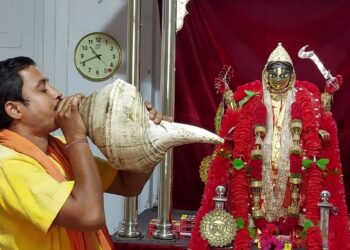 ১২০ বছরের প্রাচীন প্রকাণ্ড শঙ্খ এখনও বাজানো হয় সোনারকালী মন্দিরে