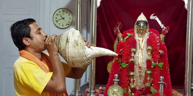 ১২০ বছরের প্রাচীন প্রকাণ্ড শঙ্খ এখনও বাজানো হয় সোনারকালী মন্দিরে
