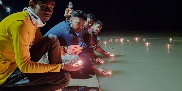 করোনা মুক্তির কামনায় ভাগীরথীতে ১১০১ প্রদীপ উৎসর্গ উদ্ভাবনী কাটোয়ার