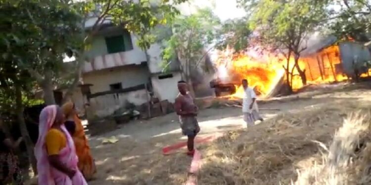 কালনায় বিধ্বংসী অগ্নিকান্ডে ভস্মিভূত ২২ টি বাড়ি