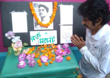 সৌমিত্র চট্টোপাধ্যায়কে নিজের রক্ত দিয়ে চিঠি লিখেছিলেন কাটোয়ার গৃহশিক্ষক