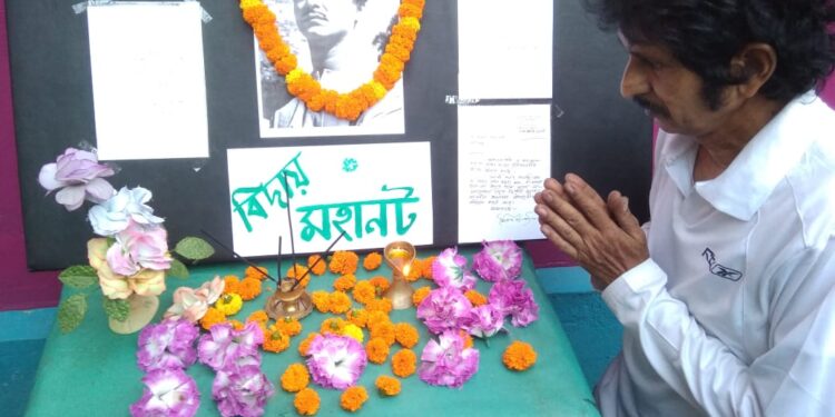 সৌমিত্র চট্টোপাধ্যায়কে নিজের রক্ত দিয়ে চিঠি লিখেছিলেন কাটোয়ার গৃহশিক্ষক