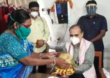 বোন রেনুকা মার্ডির কাছে ভাইফোটা নিলেন লোকসভার পরিষদীয় দলনেতা অধীর চৌধুরী