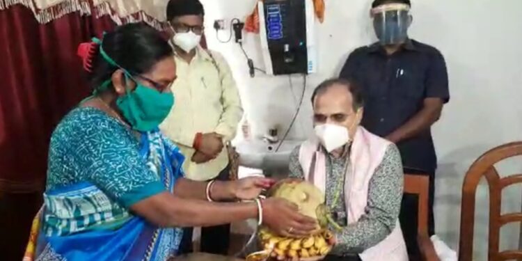 বোন রেনুকা মার্ডির কাছে ভাইফোটা নিলেন লোকসভার পরিষদীয় দলনেতা অধীর চৌধুরী