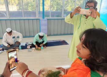 যমের দুয়ারে কাঁটা দিলেও করোনা কাঁটার কারণে বর্ধমানে নজরকাড়া ভার্চুয়ালি ভাইফোঁটা