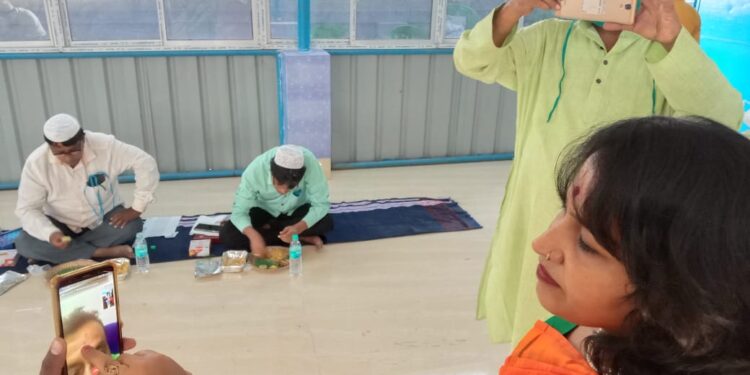 যমের দুয়ারে কাঁটা দিলেও করোনা কাঁটার কারণে বর্ধমানে নজরকাড়া ভার্চুয়ালি ভাইফোঁটা