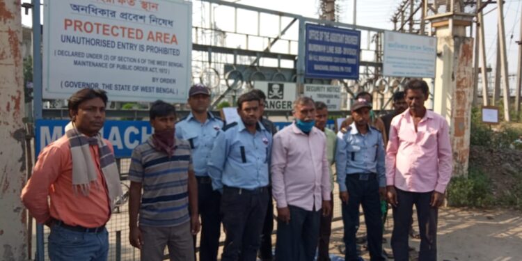 ভাতারে বিদ্যুৎ সাবস্টেশনে চুরির ঘটনার জেরে চার নিরাপত্তারক্ষীকে ছাঁটাইয়ের সুপারিশ বিদ্যুৎ দপ্তরের, বিক্ষোভ
