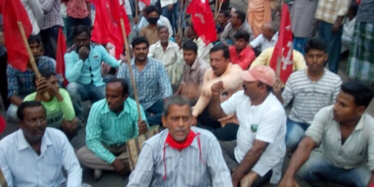 ভাতারে কৃষি আইনের বিরোধিতায় পথ অবরোধ সিপিএমের শাখা সংগঠনের