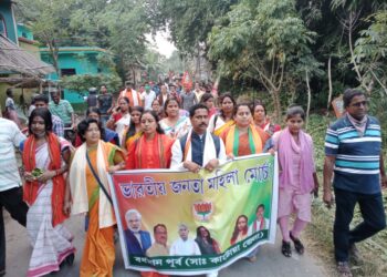 কাটোয়ায় বিজেপির ব্যানার ছেঁড়াকে কেন্দ্র করে উত্তেজনা, প্রতিবাদে বিক্ষোভ