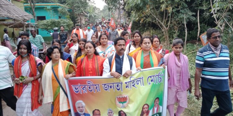 কাটোয়ায় বিজেপির ব্যানার ছেঁড়াকে কেন্দ্র করে উত্তেজনা, প্রতিবাদে বিক্ষোভ