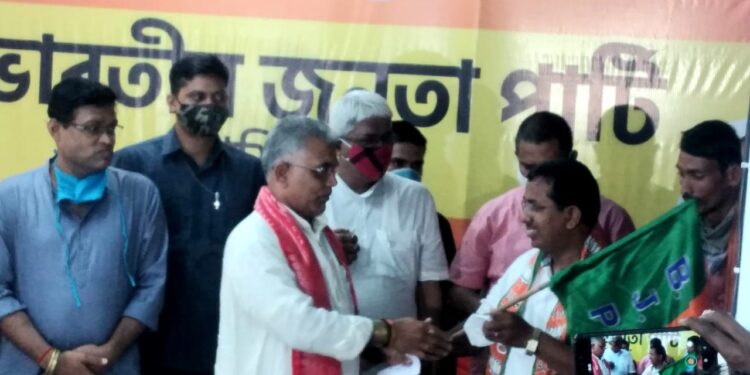 নন্দীগ্রামে তৃনমুল শাসিত পঞ্চায়েতের প্রধান-উপপ্রধানের যোগ বিজেপিতে