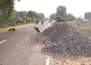 কেতুগ্রামে রাজ্য সড়ক পথের উপর নির্মান সামগ্রী ! ঘটছে দুর্ঘটনা