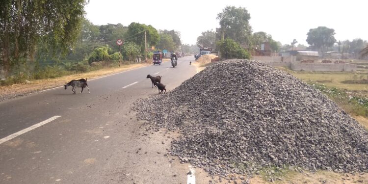 কেতুগ্রামে রাজ্য সড়ক পথের উপর নির্মান সামগ্রী ! ঘটছে দুর্ঘটনা
