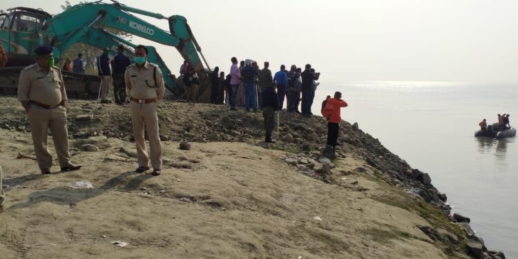 মালদহের ভাগীরথীতে ডুবে গেল লরি বোঝাই বার্জ,পুরোদমে চলছে উদ্ধার কাজ