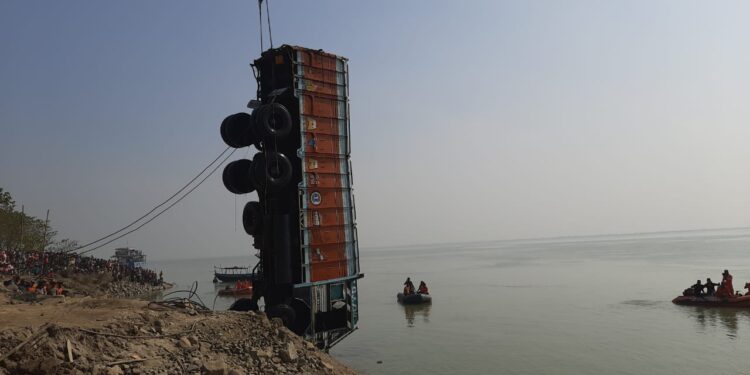 মালদহে বার্জ ডুবির ঘটনা,উদ্ধার হল আরও এক ব্যক্তির দেহ ও একটি লরি