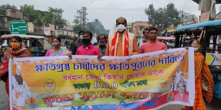 ভাতারে চাষিদের ক্ষতিপুরনের দাবিতে বিডিওকে স্মারকলিপি বিজেপির কৃষান মোর্চার