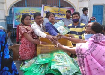 কাটোয়ায় প্রাণী সম্পদ বিকাশ দফতরের উদ্যোগে খাকী ক্যাম্পবেল হাঁস বিলি