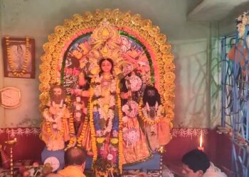 করোনার নিয়ম মেনে কাটোয়ার নন্দীগ্রামে রায় পরিবারের জগদ্ধাত্রী পুজোর আয়োজন