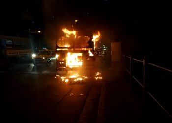 হাওড়া ব্রিজে মিনিবাসে আগুন