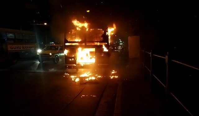 হাওড়া ব্রিজে মিনিবাসে আগুন