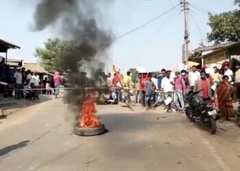 মালদহে রাস্তা নির্মান নিয়ে ক্ষোভ, গ্রামবাসীদের পথ অবরোধের জেরে বন্ধ বাংলা-বিহার যানচলাচল