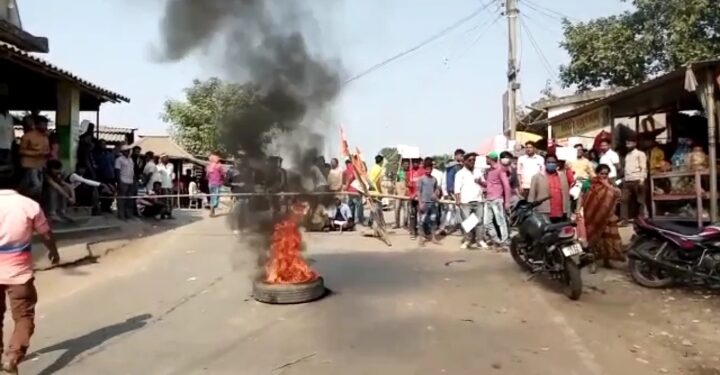 মালদহে রাস্তা নির্মান নিয়ে ক্ষোভ, গ্রামবাসীদের পথ অবরোধের জেরে বন্ধ বাংলা-বিহার যানচলাচল