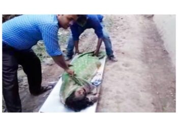 করোনার ভয়ে কাছে ঘেঁষলো না কেউ, অসুস্থ বৃদ্ধাকে উদ্ধার করে চিকিৎসায় পাঠাল পুলিশ