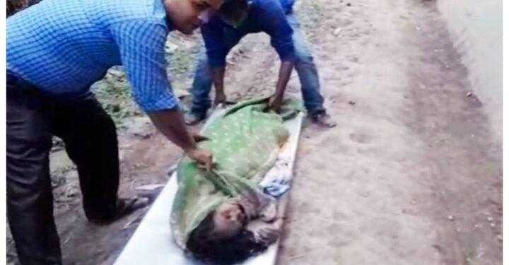 করোনার ভয়ে কাছে ঘেঁষলো না কেউ, অসুস্থ বৃদ্ধাকে উদ্ধার করে চিকিৎসায় পাঠাল পুলিশ