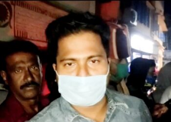 ঘুষ নেওয়ার অভিযোগে ড্রাগ কন্ট্রোল বিভাগের এক আধিকারিককে আটকে রাখল গুসকরাবাসী