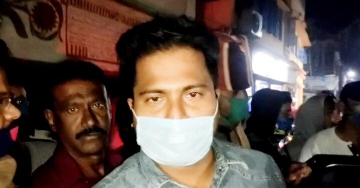 ঘুষ নেওয়ার অভিযোগে ড্রাগ কন্ট্রোল বিভাগের এক আধিকারিককে আটকে রাখল গুসকরাবাসী