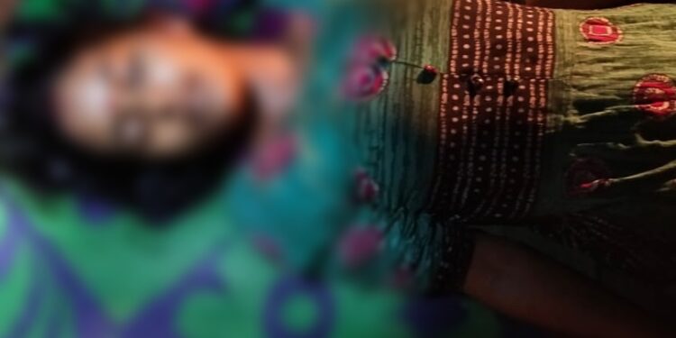 দেহব্যবসায় নামতে চাপ মায়ের, গলায় ফাঁস লাগিয়ে আত্মঘাতী মেয়ে