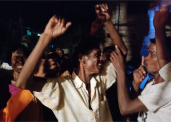 ৩০ টাকার টিকিট কেটে কোটিপতি ভাতারের মুখ ও বধির জনমজুর