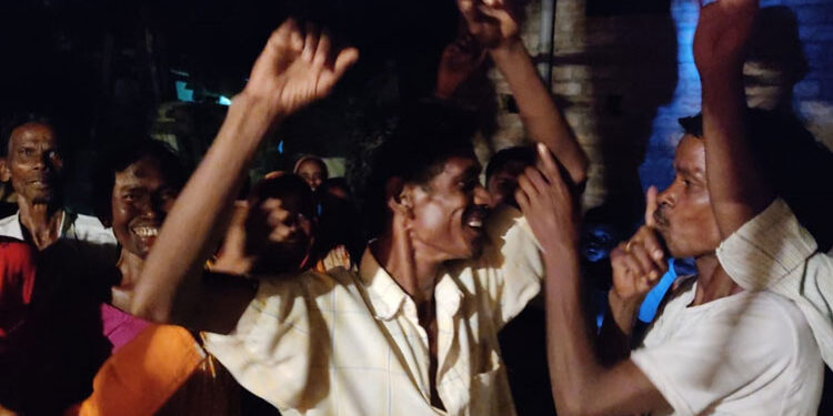 ৩০ টাকার টিকিট কেটে কোটিপতি ভাতারের মুখ ও বধির জনমজুর