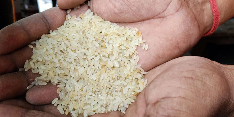 ভাতারে রেশনে নিম্নমানের সামগ্রী দেওয়ার অভিযোগ, ডিলারকে ঘিরে বিক্ষোভ গ্রাহকদের