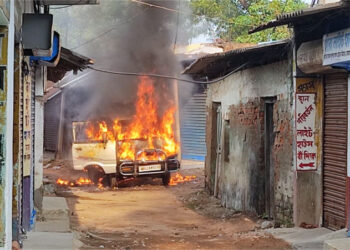 ভাতারে আগুন লেগে ভস্মীভুত মারুতি গাড়ি