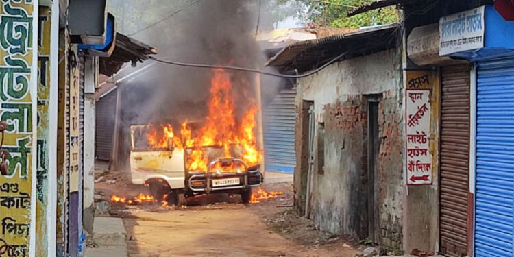 ভাতারে আগুন লেগে ভস্মীভুত মারুতি গাড়ি