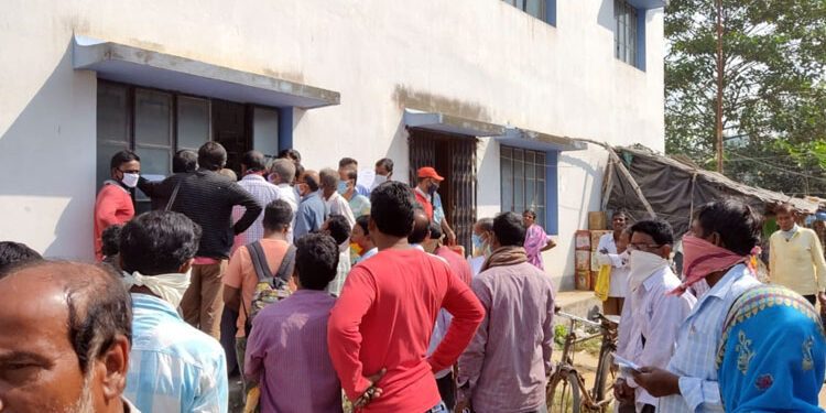 ভাতারে সহায়কমুল্যে ধান বিক্রির টোকেন বিলিতে হয়রানির অভিযোগ, বিক্ষোভ কৃষকদের