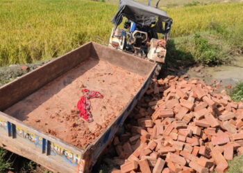 ভাতারে টোটো-সাইকেলে ধাক্কা দিয়ে উল্টে গেল ইঁট বোঝাই ট্রাক্ট্রর, আহত ৪