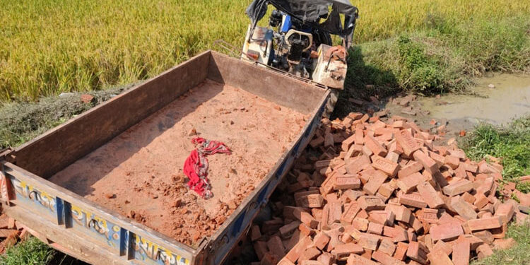 ভাতারে টোটো-সাইকেলে ধাক্কা দিয়ে উল্টে গেল ইঁট বোঝাই ট্রাক্ট্রর, আহত ৪