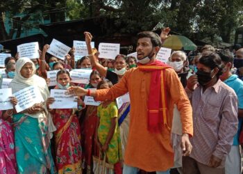 মালদহের কাজিগ্রাম পঞ্চায়েতের প্রধান-উপপ্রধানের বিরুদ্ধে দুর্নীতির অভিযোগ,জেলা প্রশাসনিক ভবনের সামনে বিক্ষোভ গ্রামবাসীর