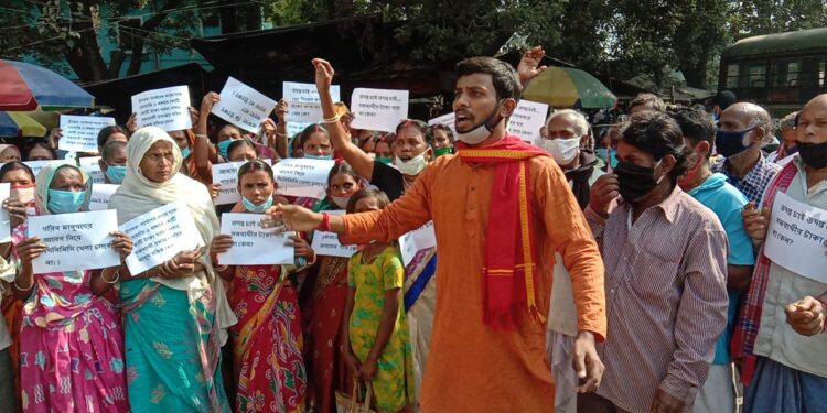 মালদহের কাজিগ্রাম পঞ্চায়েতের প্রধান-উপপ্রধানের বিরুদ্ধে দুর্নীতির অভিযোগ,জেলা প্রশাসনিক ভবনের সামনে বিক্ষোভ গ্রামবাসীর