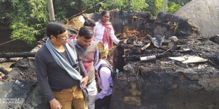 রান্নার গ্যাসের পাইপ লিক করে আগুন,পূর্বস্থলীতে ভস্মীভূত বাড়ি