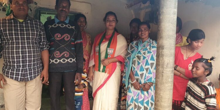 বিজেপি নেত্রীর মানবিকতায় ৬ বছর পর বাড়িতে বিদ্যুৎ ফিরে পেল কাটোয়ার জনমজুর পরিবার