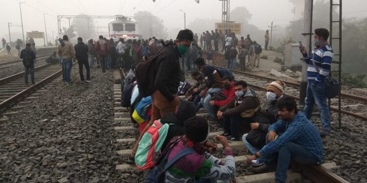 রেল অবরোধের জেরে বিপাকে মালদার কয়েক হাজার পিএসসির পরীক্ষার্থী