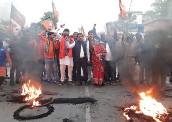 দলের শীর্ষ নেতৃত্বের উপর হামলার প্রতিবাদে কাটোয়ায় বিজেপির পথ অবরোধ